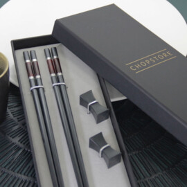 Iburi Dark Red chopsticks in cadeauverpakking (2 setjes chopsticks + 2 rests)