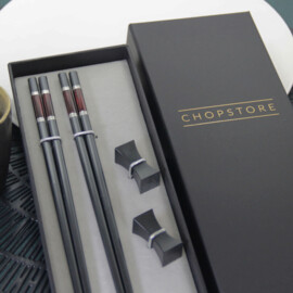 Iburi Dark Red chopsticks in cadeauverpakking (2 setjes chopsticks + 2 rests)