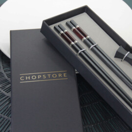 Iburi Dark Red chopsticks in cadeauverpakking (2 setjes chopsticks + 2 rests)