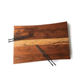 Amuku, Ambachtelijk gemaakte sushiplank voor twee personen