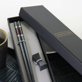 Iburi Dark Red chopsticks in cadeauverpakking (1 setje chopsticks + 1 rest)