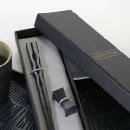 Iyo chopsticks in cadeauverpakking (1 setje chopsticks + 1 rest)