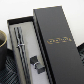 Iyo chopsticks in cadeauverpakking (1 setje chopsticks + 1 rest)